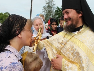 В преддверии 1030-летия Крещения Руси соборная Божественная литургия совершена в Петро-Павловском храме села Добродеевка Новозыбковского благочиния