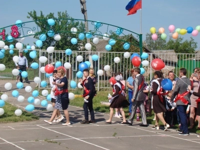 Последний звонок в Новобобовичской школе Новозыбковского района: Священник напутствовал выпускников. Да благословит Бог ваши добрые начинания и благие свершения!