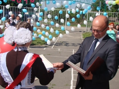 Последний звонок в Новобобовичской школе Новозыбковского района: Священник напутствовал выпускников. Да благословит Бог ваши добрые начинания и благие свершения!