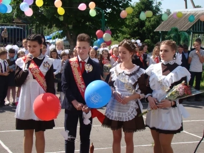 Последний звонок в Новобобовичской школе Новозыбковского района: Священник напутствовал выпускников. Да благословит Бог ваши добрые начинания и благие свершения!