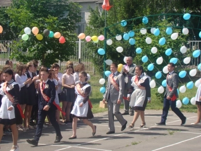 Последний звонок в Новобобовичской школе Новозыбковского района: Священник напутствовал выпускников. Да благословит Бог ваши добрые начинания и благие свершения!