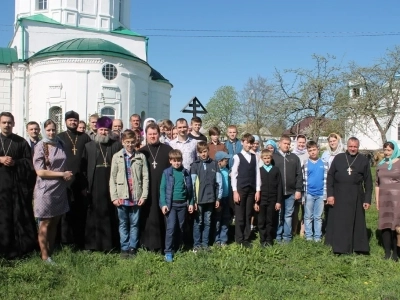 Православная молодежь Новозыбковского благочиния Клинцовской Епархии посетила город Погар и поклонилась его святыням