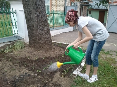 Цветами радуется мир ! На радость прихожан храма в честь чуда Архистратига Михаила в Хонех города Новозыбкова, студенты-волонтёры отряда "От сердца к сердцу" помогают озеленять прилегающую к храму территорию