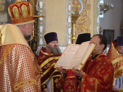 Христос воскресе! Воистину воскресе! Епископ Клинцовской и Трубчевский Владимир, в Петро-Павловском кафедральном соборе, в Понедельник Светлой седмицы, возглавил Соборное богослужение духовенства Епархии