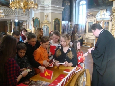 Великопостные беседы с молодежью в Новозыбковском благочинии. Во дни Святого Великого поста около 300 учащих и учащихся школ города Новозыбкова и Новозыбковского района приняли участие в цикле лекций «Основы православной культуры: урок в храме»