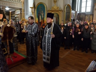 «Душе моя, душе моя, восстани, что спиши ! ? » В среду превой седмицы Великого поста Епископ Клинцовский и Трубчевский Владимир возглавил служение Великого повечерия с чтением третьей части Великого Канона преподобного святителя Андрея Епископа Критского в храме в честь чуда Архистратига Михаила в Хонех города Новозыбкова