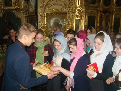 Сретенские встречи в Новозыбковском благочинии. Ко дню православной молодежи около 200 учащих и учащихся школ Новозыбковского района приняли участие в цикле лекций «Основы православной культуры: урок в храме»