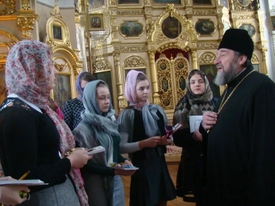 Сретенские встречи в Новозыбковском благочинии. Ко дню православной молодежи около 200 учащих и учащихся школ Новозыбковского района приняли участие в цикле лекций «Основы православной культуры: урок в храме»