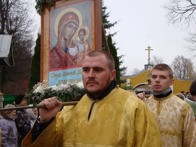 Пресвятая Богородице, моли Бога о нас ! В день празднования иконе Божией Матери «Казанская» по улицам города Новозыбкова прошел Крестный ход и совершена сугубая молитва о народном единстве