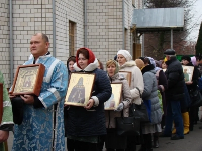 Пресвятая Богородице, моли Бога о нас ! В день празднования иконе Божией Матери «Казанская» по улицам города Новозыбкова прошел Крестный ход и совершена сугубая молитва о народном единстве