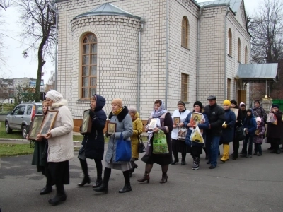 Пресвятая Богородице, моли Бога о нас ! В день празднования иконе Божией Матери «Казанская» по улицам города Новозыбкова прошел Крестный ход и совершена сугубая молитва о народном единстве