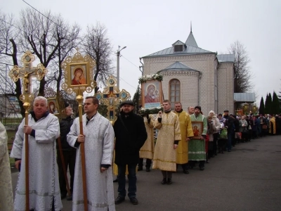 Пресвятая Богородице, моли Бога о нас ! В день празднования иконе Божией Матери «Казанская» по улицам города Новозыбкова прошел Крестный ход и совершена сугубая молитва о народном единстве