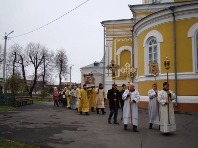 Пресвятая Богородице, моли Бога о нас ! В день празднования иконе Божией Матери «Казанская» по улицам города Новозыбкова прошел Крестный ход и совершена сугубая молитва о народном единстве