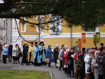 Пресвятая Богородице, моли Бога о нас ! В день празднования иконе Божией Матери «Казанская» по улицам города Новозыбкова прошел Крестный ход и совершена сугубая молитва о народном единстве