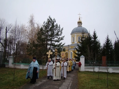 Пресвятая Богородице, моли Бога о нас ! В день празднования иконе Божией Матери «Казанская» по улицам города Новозыбкова прошел Крестный ход и совершена сугубая молитва о народном единстве