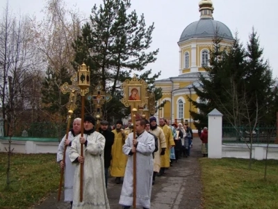 Пресвятая Богородице, моли Бога о нас ! В день празднования иконе Божией Матери «Казанская» по улицам города Новозыбкова прошел Крестный ход и совершена сугубая молитва о народном единстве