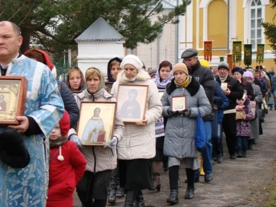 Пресвятая Богородице, моли Бога о нас ! В день празднования иконе Божией Матери «Казанская» по улицам города Новозыбкова прошел Крестный ход и совершена сугубая молитва о народном единстве