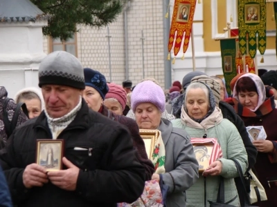 Пресвятая Богородице, моли Бога о нас ! В день празднования иконе Божией Матери «Казанская» по улицам города Новозыбкова прошел Крестный ход и совершена сугубая молитва о народном единстве