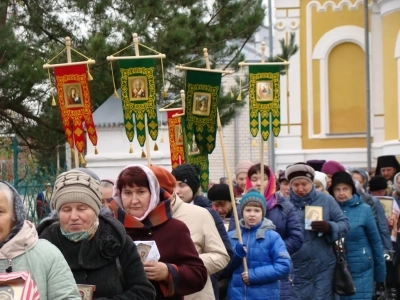 Пресвятая Богородице, моли Бога о нас ! В день празднования иконе Божией Матери «Казанская» по улицам города Новозыбкова прошел Крестный ход и совершена сугубая молитва о народном единстве