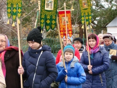 Пресвятая Богородице, моли Бога о нас ! В день празднования иконе Божией Матери «Казанская» по улицам города Новозыбкова прошел Крестный ход и совершена сугубая молитва о народном единстве