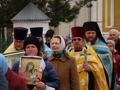 Пресвятая Богородице, моли Бога о нас ! В день празднования иконе Божией Матери «Казанская» по улицам города Новозыбкова прошел Крестный ход и совершена сугубая молитва о народном единстве