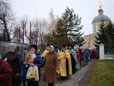 Пресвятая Богородице, моли Бога о нас ! В день празднования иконе Божией Матери «Казанская» по улицам города Новозыбкова прошел Крестный ход и совершена сугубая молитва о народном единстве