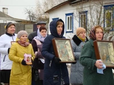 Пресвятая Богородице, моли Бога о нас ! В день празднования иконе Божией Матери «Казанская» по улицам города Новозыбкова прошел Крестный ход и совершена сугубая молитва о народном единстве