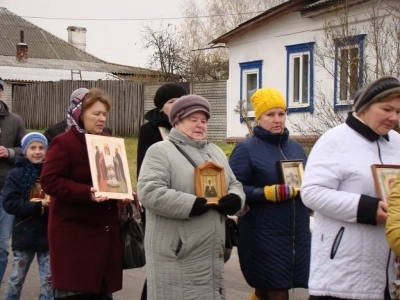 Пресвятая Богородице, моли Бога о нас ! В день празднования иконе Божией Матери «Казанская» по улицам города Новозыбкова прошел Крестный ход и совершена сугубая молитва о народном единстве