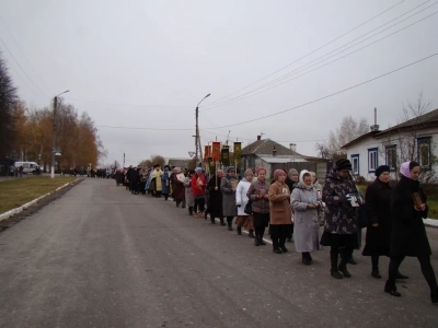 Пресвятая Богородице, моли Бога о нас ! В день празднования иконе Божией Матери «Казанская» по улицам города Новозыбкова прошел Крестный ход и совершена сугубая молитва о народном единстве