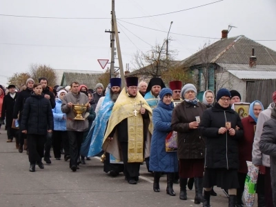 Пресвятая Богородице, моли Бога о нас ! В день празднования иконе Божией Матери «Казанская» по улицам города Новозыбкова прошел Крестный ход и совершена сугубая молитва о народном единстве