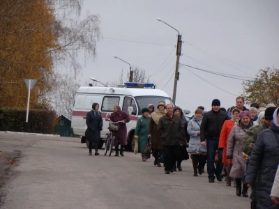 Пресвятая Богородице, моли Бога о нас ! В день празднования иконе Божией Матери «Казанская» по улицам города Новозыбкова прошел Крестный ход и совершена сугубая молитва о народном единстве