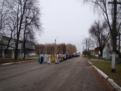 Пресвятая Богородице, моли Бога о нас ! В день празднования иконе Божией Матери «Казанская» по улицам города Новозыбкова прошел Крестный ход и совершена сугубая молитва о народном единстве