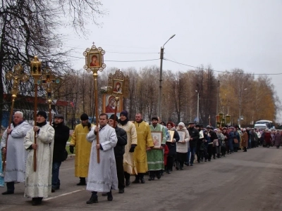 Пресвятая Богородице, моли Бога о нас ! В день празднования иконе Божией Матери «Казанская» по улицам города Новозыбкова прошел Крестный ход и совершена сугубая молитва о народном единстве