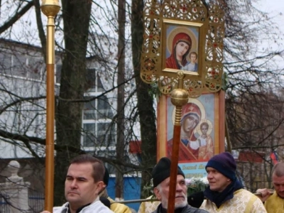 Пресвятая Богородице, моли Бога о нас ! В день празднования иконе Божией Матери «Казанская» по улицам города Новозыбкова прошел Крестный ход и совершена сугубая молитва о народном единстве