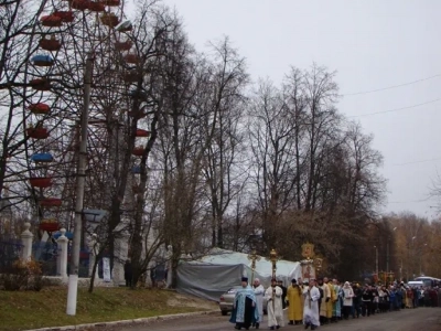 Пресвятая Богородице, моли Бога о нас ! В день празднования иконе Божией Матери «Казанская» по улицам города Новозыбкова прошел Крестный ход и совершена сугубая молитва о народном единстве