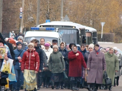 Пресвятая Богородице, моли Бога о нас ! В день празднования иконе Божией Матери «Казанская» по улицам города Новозыбкова прошел Крестный ход и совершена сугубая молитва о народном единстве