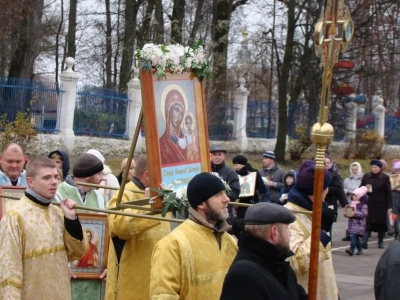 Пресвятая Богородице, моли Бога о нас ! В день празднования иконе Божией Матери «Казанская» по улицам города Новозыбкова прошел Крестный ход и совершена сугубая молитва о народном единстве