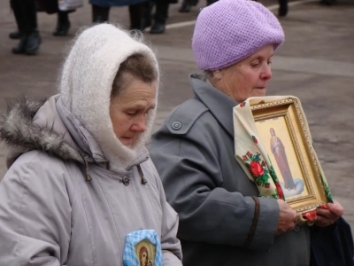 Пресвятая Богородице, моли Бога о нас ! В день празднования иконе Божией Матери «Казанская» по улицам города Новозыбкова прошел Крестный ход и совершена сугубая молитва о народном единстве