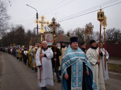 Пресвятая Богородице, моли Бога о нас ! В день празднования иконе Божией Матери «Казанская» по улицам города Новозыбкова прошел Крестный ход и совершена сугубая молитва о народном единстве