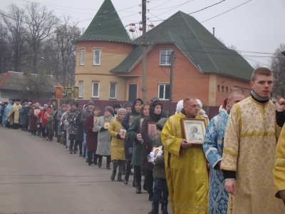 Пресвятая Богородице, моли Бога о нас ! В день празднования иконе Божией Матери «Казанская» по улицам города Новозыбкова прошел Крестный ход и совершена сугубая молитва о народном единстве