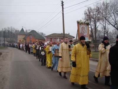 Пресвятая Богородице, моли Бога о нас ! В день празднования иконе Божией Матери «Казанская» по улицам города Новозыбкова прошел Крестный ход и совершена сугубая молитва о народном единстве