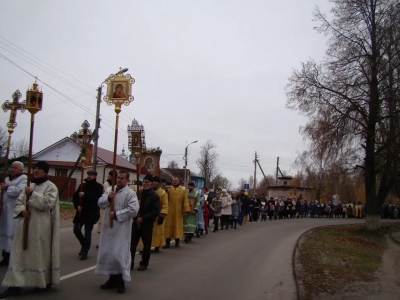 Пресвятая Богородице, моли Бога о нас ! В день празднования иконе Божией Матери «Казанская» по улицам города Новозыбкова прошел Крестный ход и совершена сугубая молитва о народном единстве