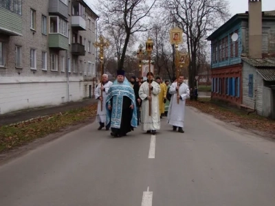 Пресвятая Богородице, моли Бога о нас ! В день празднования иконе Божией Матери «Казанская» по улицам города Новозыбкова прошел Крестный ход и совершена сугубая молитва о народном единстве