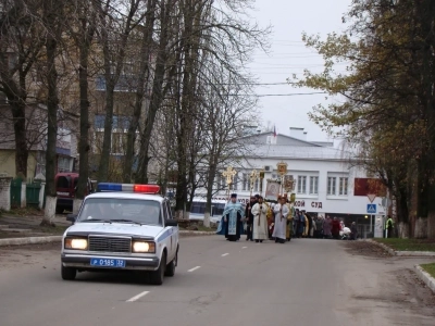 Пресвятая Богородице, моли Бога о нас ! В день празднования иконе Божией Матери «Казанская» по улицам города Новозыбкова прошел Крестный ход и совершена сугубая молитва о народном единстве