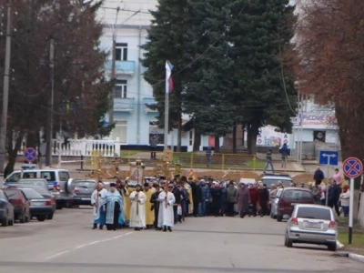 Пресвятая Богородице, моли Бога о нас ! В день празднования иконе Божией Матери «Казанская» по улицам города Новозыбкова прошел Крестный ход и совершена сугубая молитва о народном единстве