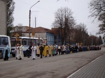 Пресвятая Богородице, моли Бога о нас ! В день празднования иконе Божией Матери «Казанская» по улицам города Новозыбкова прошел Крестный ход и совершена сугубая молитва о народном единстве