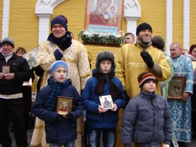 Пресвятая Богородице, моли Бога о нас ! В день празднования иконе Божией Матери «Казанская» по улицам города Новозыбкова прошел Крестный ход и совершена сугубая молитва о народном единстве