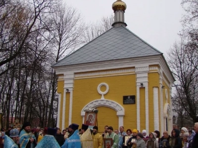 Пресвятая Богородице, моли Бога о нас ! В день празднования иконе Божией Матери «Казанская» по улицам города Новозыбкова прошел Крестный ход и совершена сугубая молитва о народном единстве