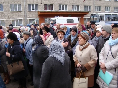 Пресвятая Богородице, моли Бога о нас ! В день празднования иконе Божией Матери «Казанская» по улицам города Новозыбкова прошел Крестный ход и совершена сугубая молитва о народном единстве