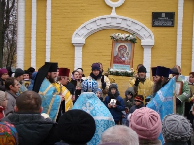 Пресвятая Богородице, моли Бога о нас ! В день празднования иконе Божией Матери «Казанская» по улицам города Новозыбкова прошел Крестный ход и совершена сугубая молитва о народном единстве